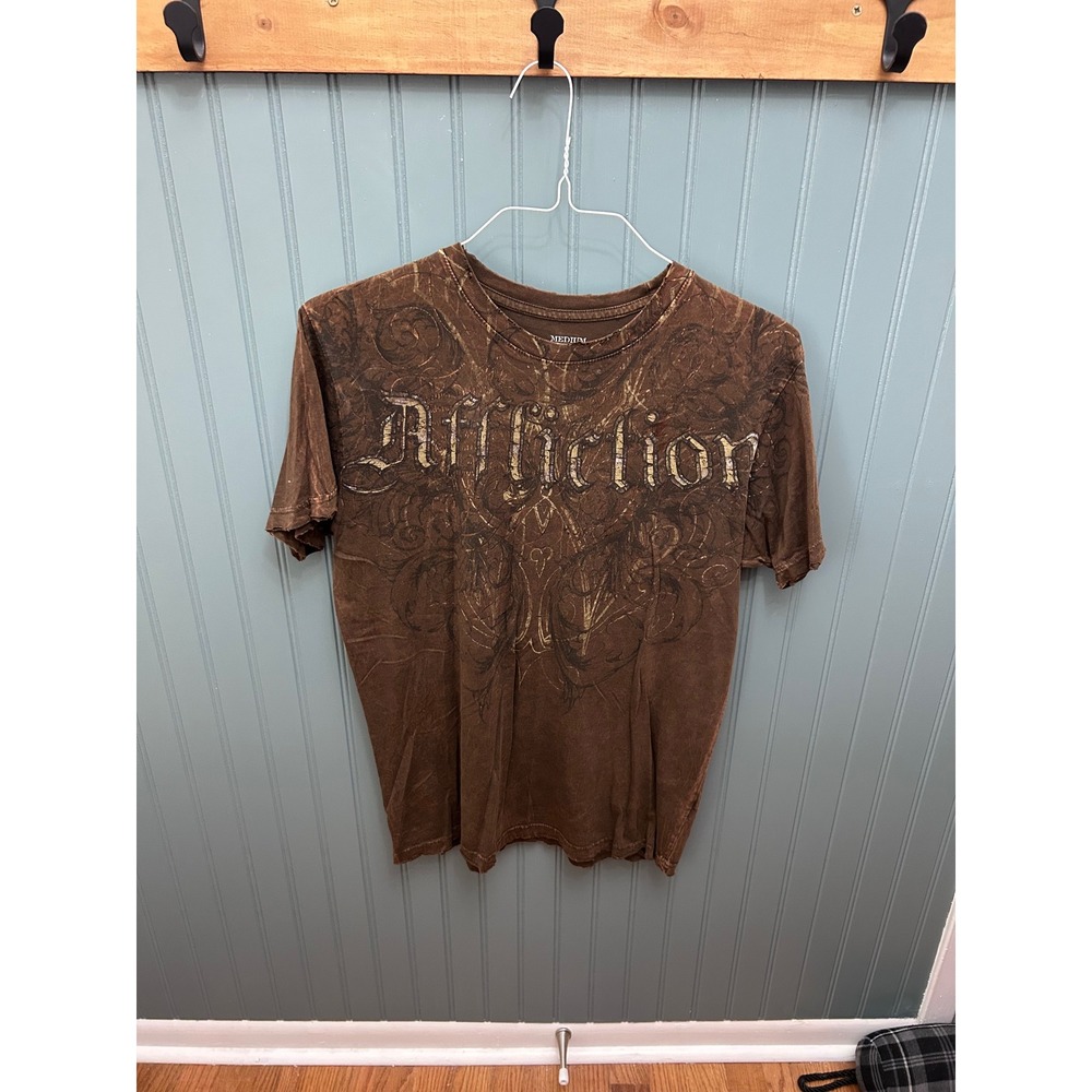 Affliction Mens Brown Graphic T-Shirt Medium Gothic‎ Wings Fleur De Lis Y2K MMA